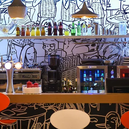 第戎火车站宜必思酒店 酒店 第戎