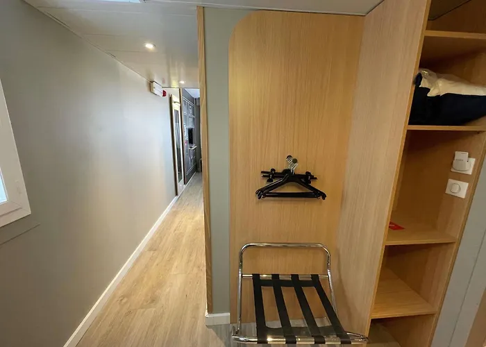 第戎火车站宜必思酒店 第戎